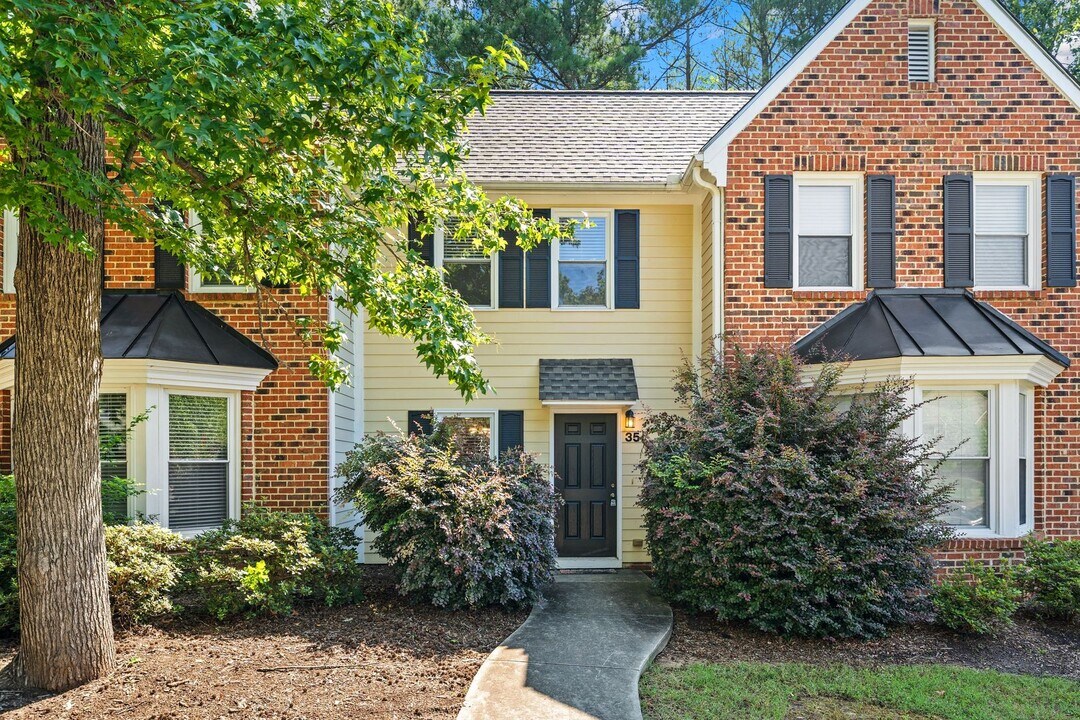 35 Forest Glen Dr in Chapel Hill, NC - Building Photo