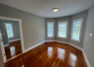 33 Hancock St, Unit 2 in Somerville, MA - Foto de edificio - Building Photo