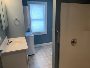 363 Tuttle Rd in Cumberland, ME - Foto de edificio - Building Photo