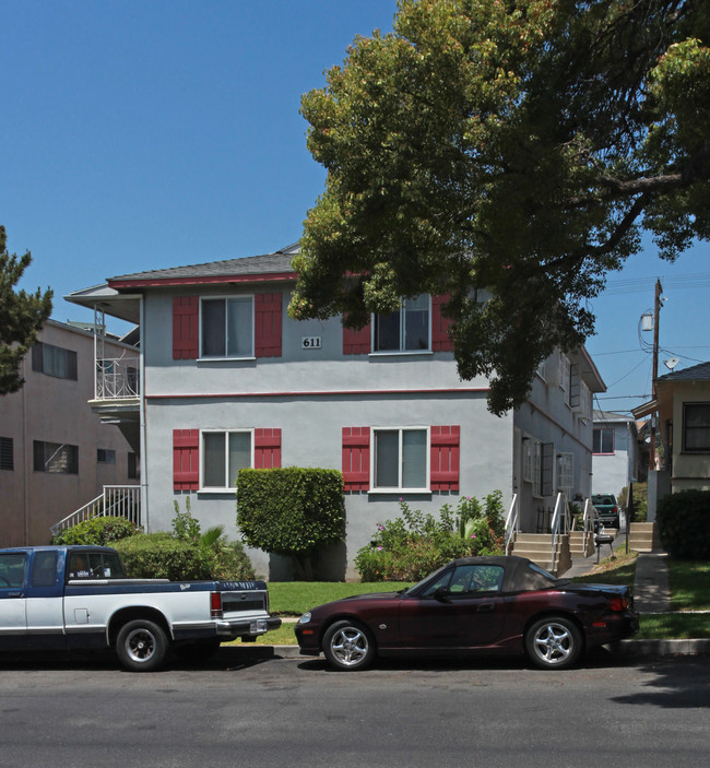 611 E Santa Anita Ave in Burbank, CA - Foto de edificio - Building Photo