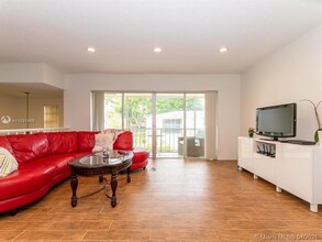 5880 NW 57th Ave-Unit -7 in Tamarac, FL - Foto de edificio - Building Photo