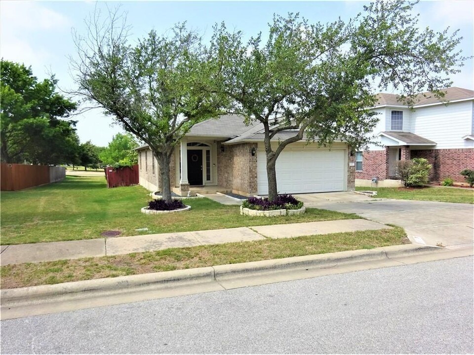 15023 Mandarin Crossing in Pflugerville, TX - Foto de edificio