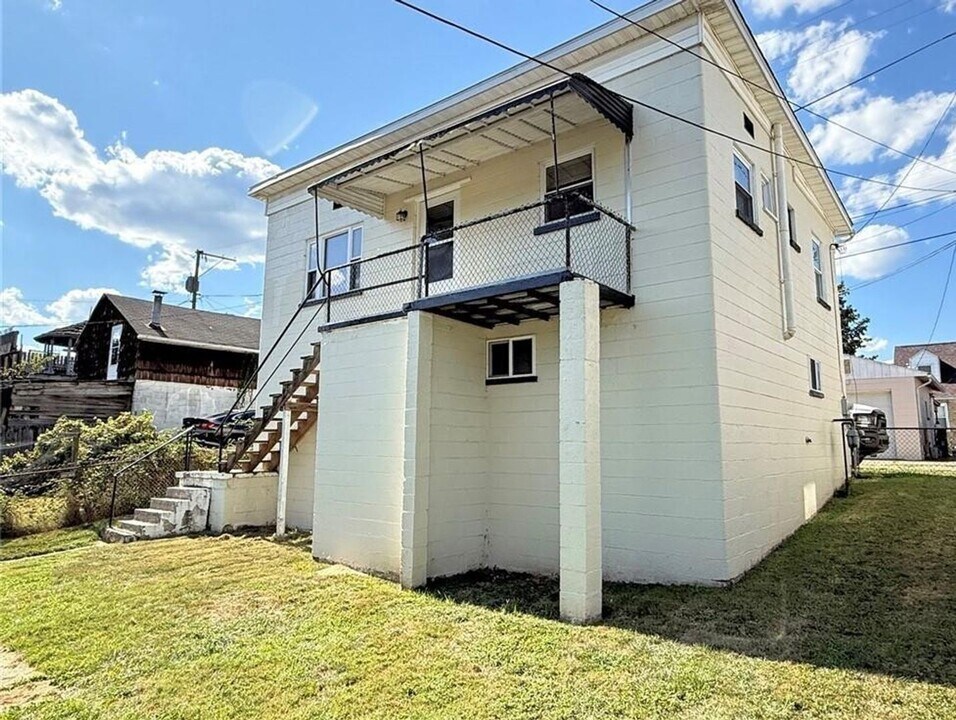 143 5th Ave in Charleston, WV - Building Photo