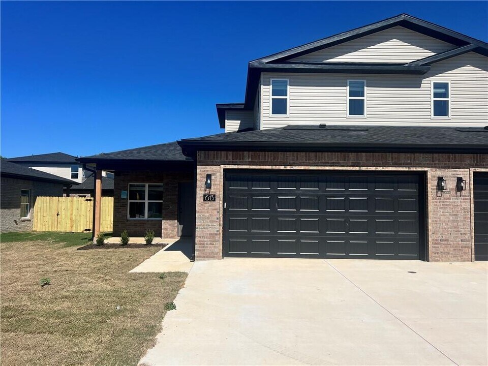 613 Cosmos St in Centerton, AR - Building Photo