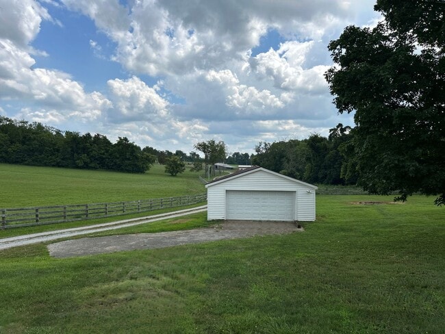 3269 Fords Mill Rd in Versailles, KY - Building Photo - Building Photo