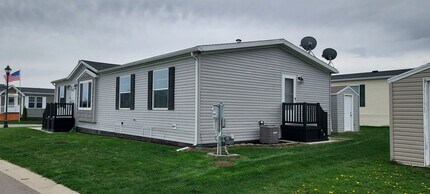 9693 Edgeworth Dr in Fenton, MI - Building Photo - Building Photo