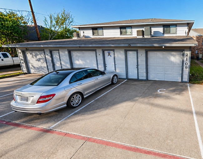 property at 2109 W Walnut St