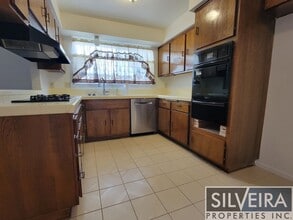 1021 N College Dr in Santa Maria, CA - Foto de edificio - Building Photo