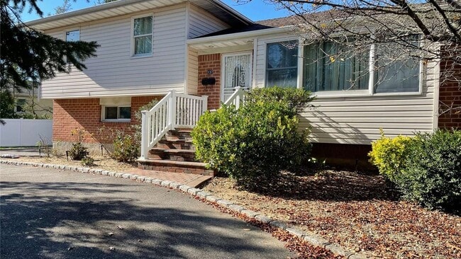 139 Cold Spring Rd in Syosset, NY - Building Photo - Building Photo