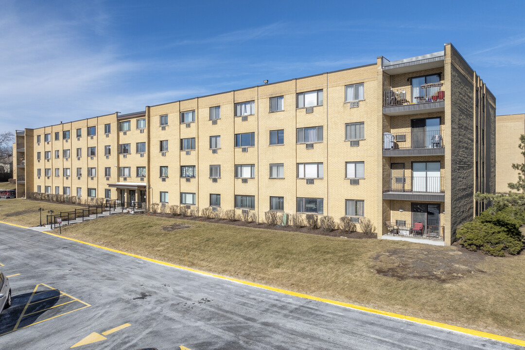 Country Club Condominiums in Countryside, IL - Building Photo