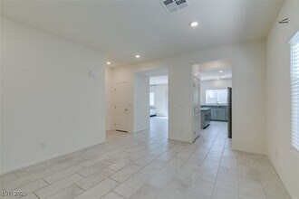 7714 Duran Hbr Ln in North Las Vegas, NV - Foto de edificio - Building Photo