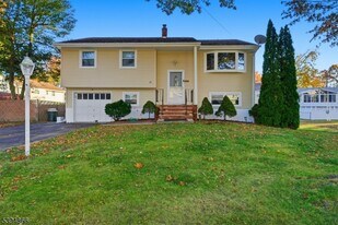 32 Hardwick Ct in Parsippany Troy Hills, NJ - Building Photo