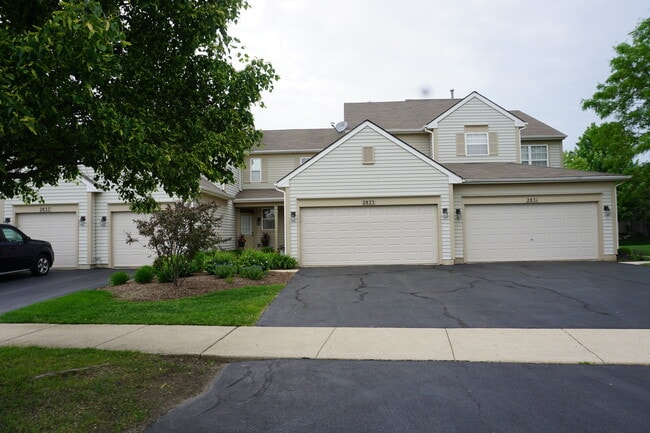 2833 Vernal Ln in Naperville, IL - Building Photo - Building Photo