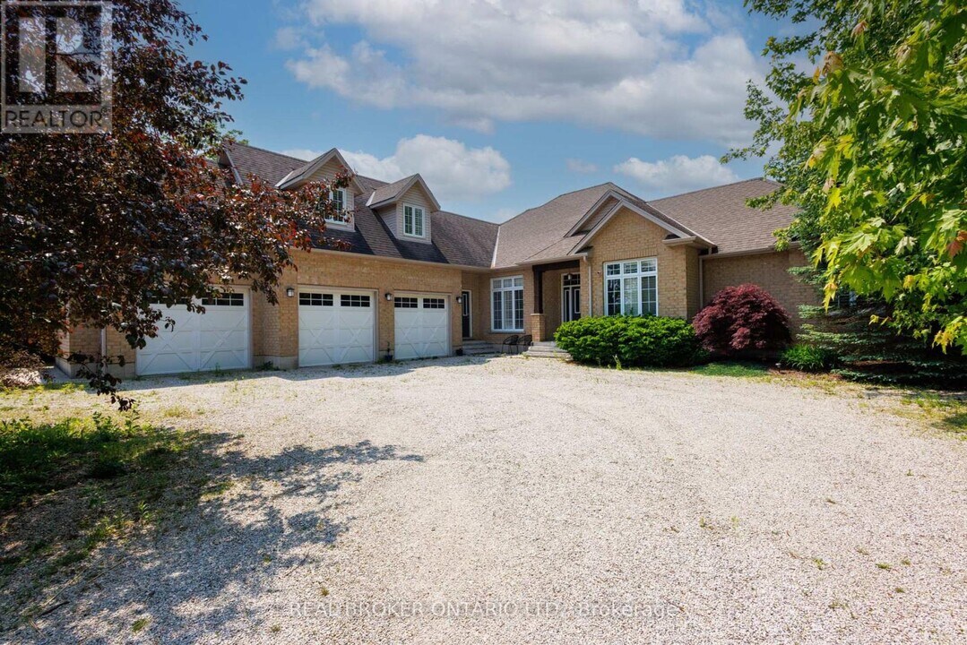 775 Dianne Crescent in Fergus, ON - Building Photo
