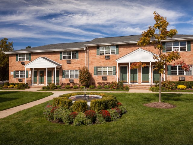 Dorchester Manor Apartments in New Milford, NJ - Building Photo