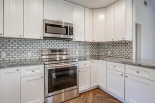 4231 S Cresthaven Rd in Dallas, TX - Building Photo