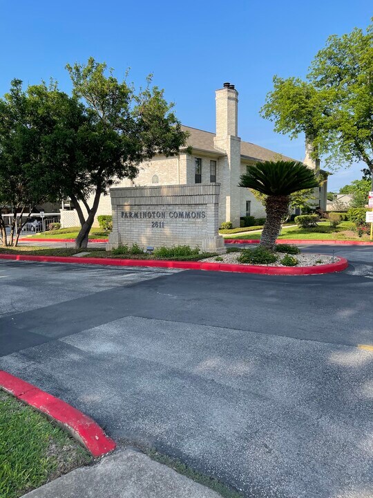 2611 Eisenhauer Rd in San Antonio, TX - Building Photo