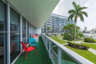 900 Bay Dr E in Miami Beach, FL - Building Photo