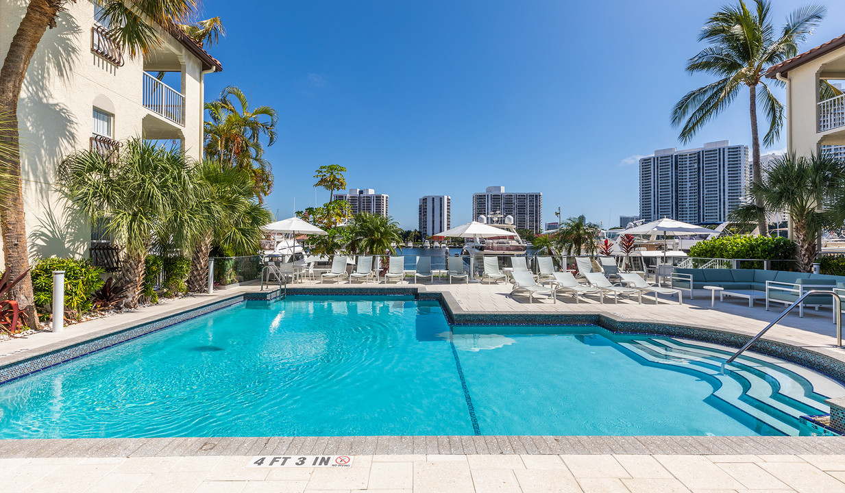 Waterways Village in Aventura, FL - Foto de edificio