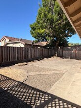 1011 Ventana Dr in Windsor, CA - Foto de edificio - Building Photo