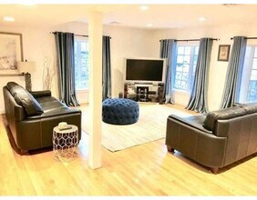 139 Fresh Pond Pky, Unit 1 in Cambridge, MA - Foto de edificio - Building Photo