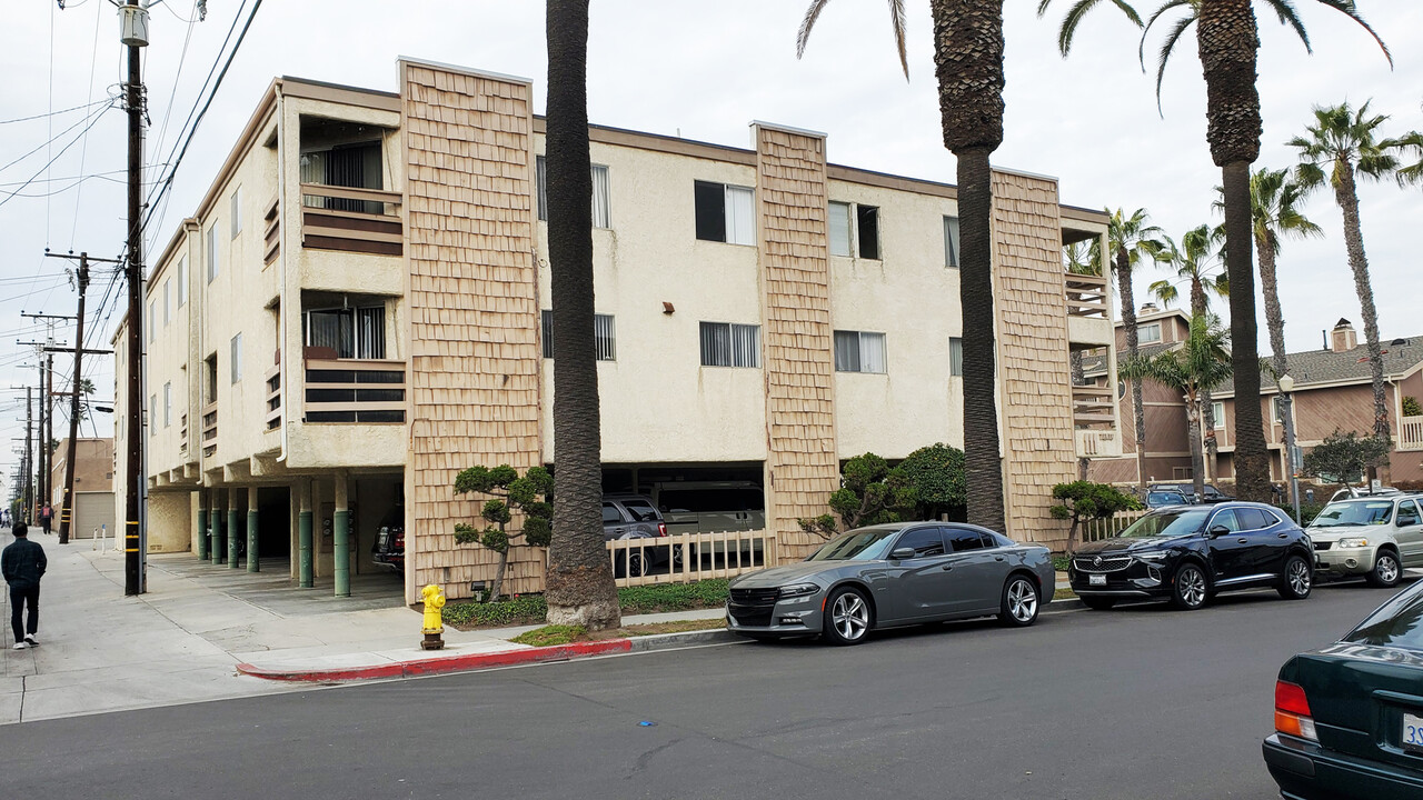 111 10th St, Unit 2 in Seal Beach, CA - Building Photo