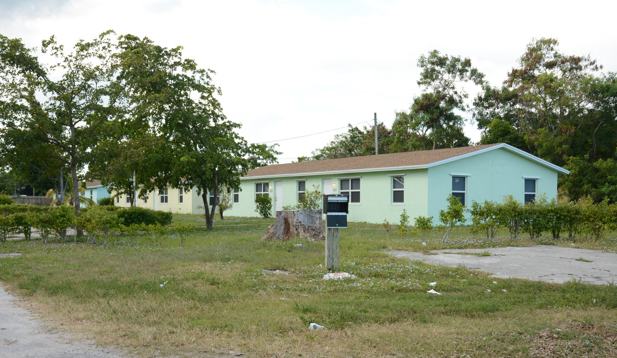 4593 Coconut Rd in Lake Worth, FL - Building Photo