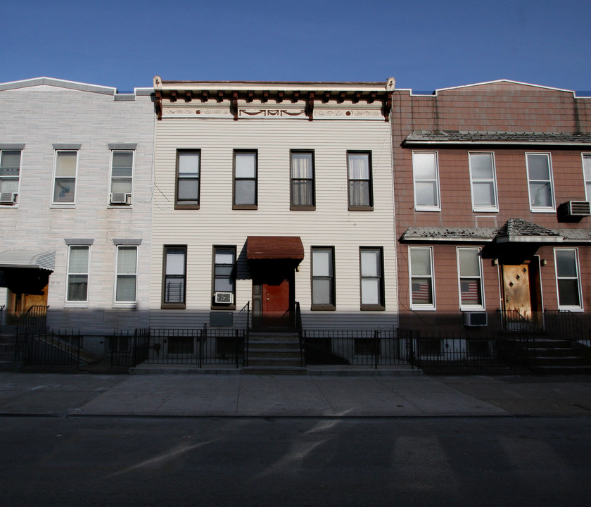 64-07 Myrtle Ave in Glendale, NY - Building Photo