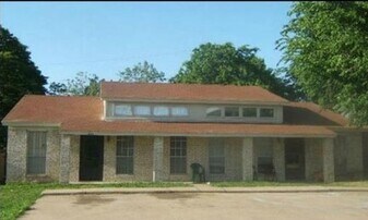 1037 Southmoor Dr in Arlington, TX - Building Photo