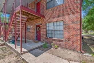 Newly remodeled!! Available for Immediate  in College Station, TX - Building Photo - Building Photo