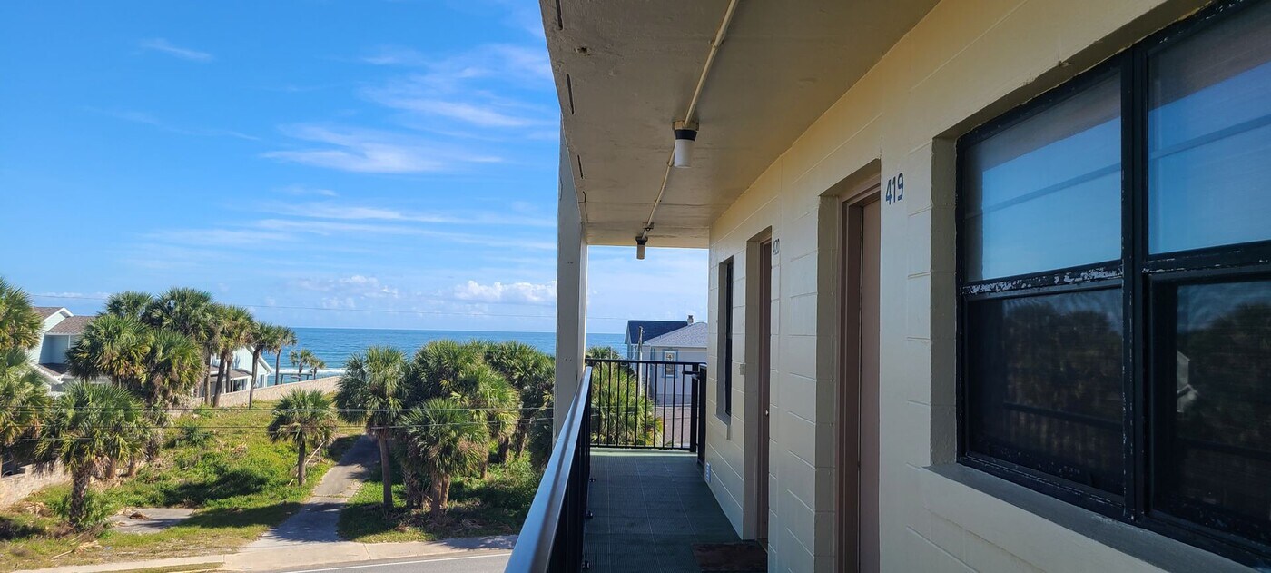 1441 N Atlantic Ave in Daytona Beach, FL - Foto de edificio