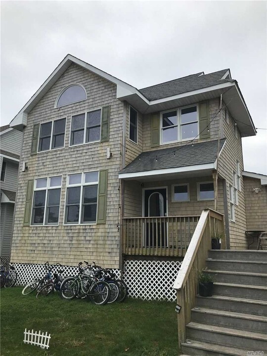 22 Bungalow Ln in Ocean Beach, NY - Foto de edificio