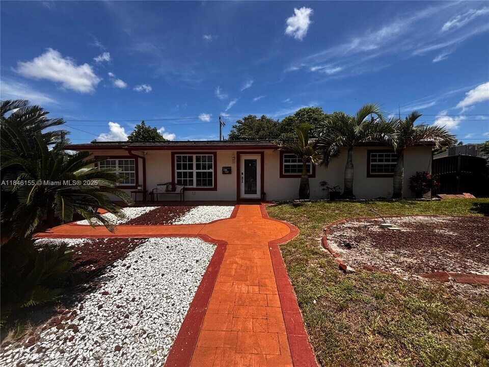 6871 SW 9th St in Pembroke Pines, FL - Building Photo