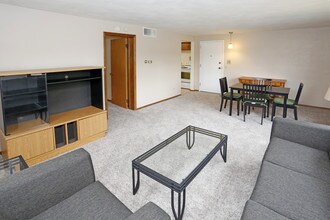 Smith Apartments @ 511 W Church in Champaign, IL - Foto de edificio - Interior Photo