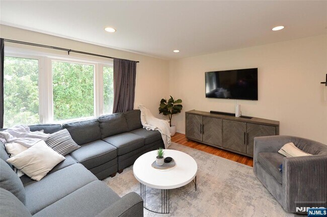 40-10 Paterson St in Fair Lawn, NJ - Building Photo - Building Photo