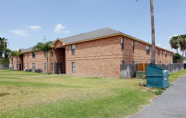 Summit Courtyard Apartments in McAllen, TX - Foto de edificio - Building Photo