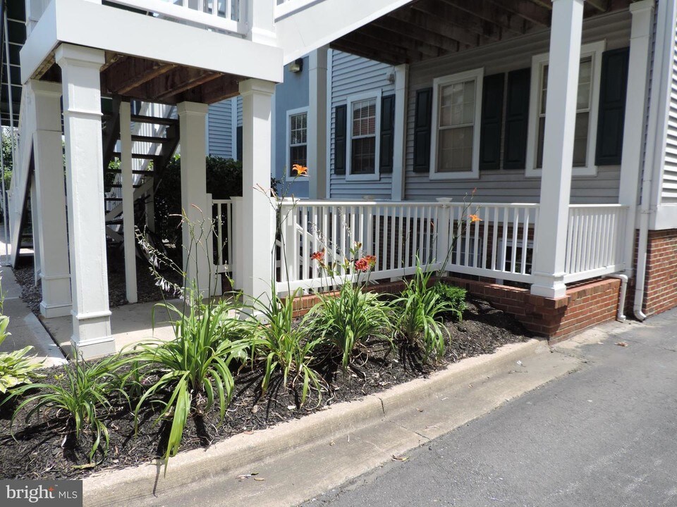 4733 Bradley Blvd-Unit -10 in Chevy Chase, MD - Building Photo