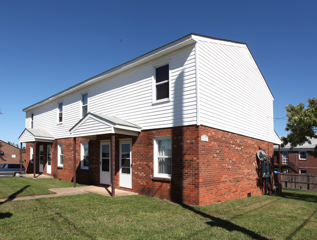 1401 E Fifth St in Winston-Salem, NC - Foto de edificio - Building Photo