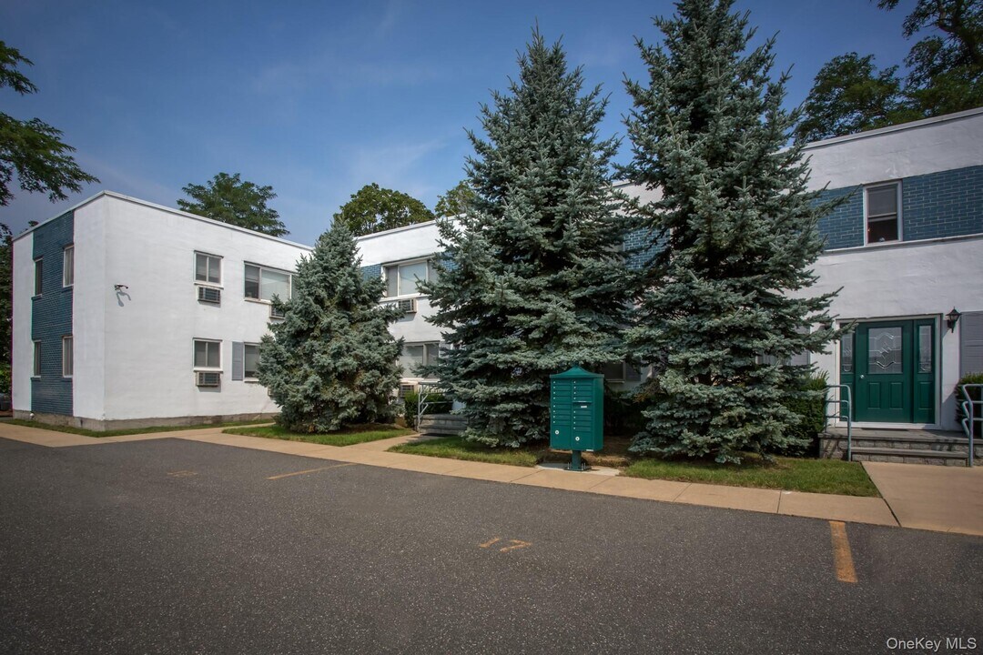 40 Broadway in Amityville, NY - Building Photo