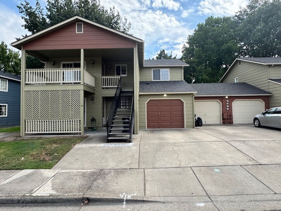 584 Village Dr in Central Point, OR - Building Photo