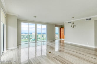 1431 Riverplace Blvd in Jacksonville, FL - Foto de edificio - Building Photo