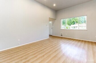 10914 108th St SW in Tacoma, WA - Foto de edificio - Building Photo