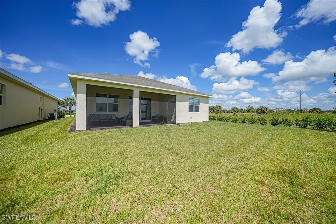 667 Parkshore Lk Ave in Cape Coral, FL - Building Photo