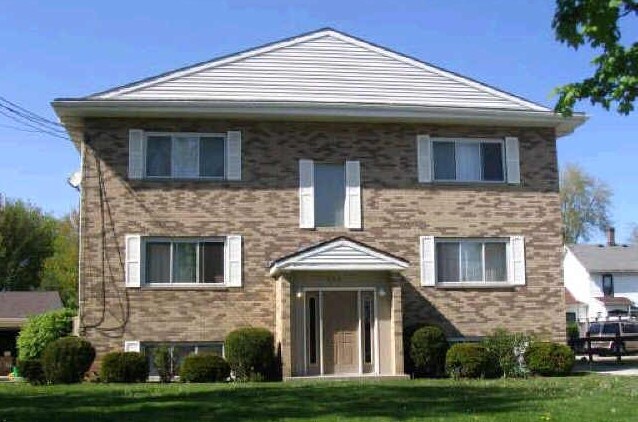132 Jones St in Wellington, OH - Foto de edificio