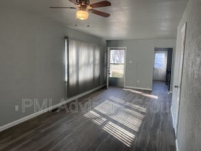 2424 SW 25th Dr in Topeka, KS - Building Photo - Building Photo