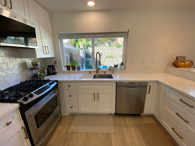 970 Woodlake Dr in Cardiff By The Sea, CA - Foto de edificio - Building Photo