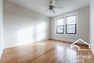 1949 W Winnemac Ave in Chicago, IL - Building Photo