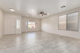 5665 W Laurie Ln in Glendale, AZ - Building Photo - Building Photo
