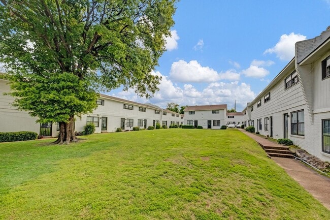 676 Hobbs Dr in Memphis, TN - Foto de edificio - Building Photo