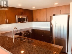 125 Milross Ave in Vancouver, BC - Building Photo - Building Photo